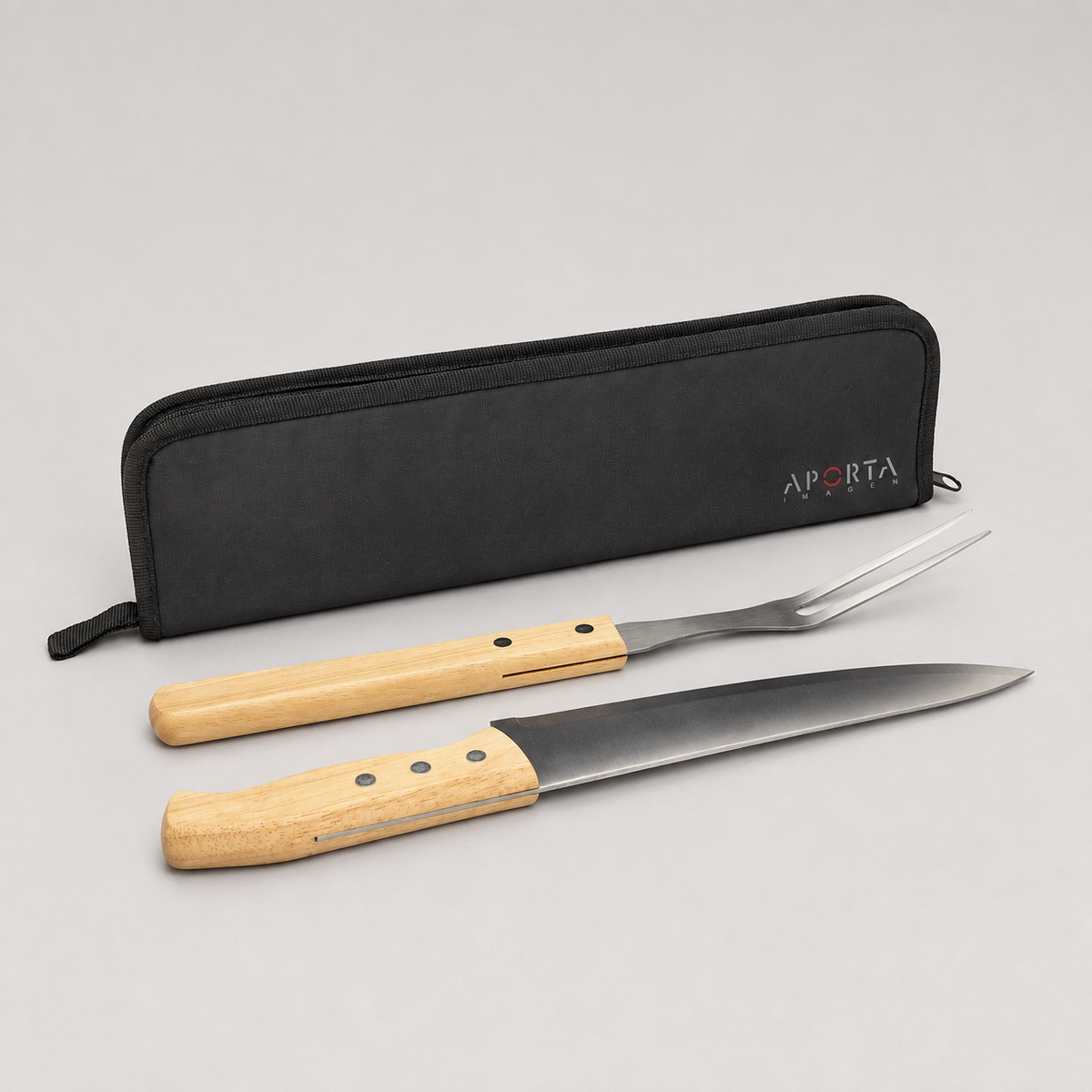 Sorprende con un set parrillero que incluye set cuchillo y tenedor con mango de madera dentro de un estuche negro, sal del Desierto de Atacama y escobilla para parrilla y. Ideal como regalo corporativo personalizable con tu logo para estas fiestas patrias.