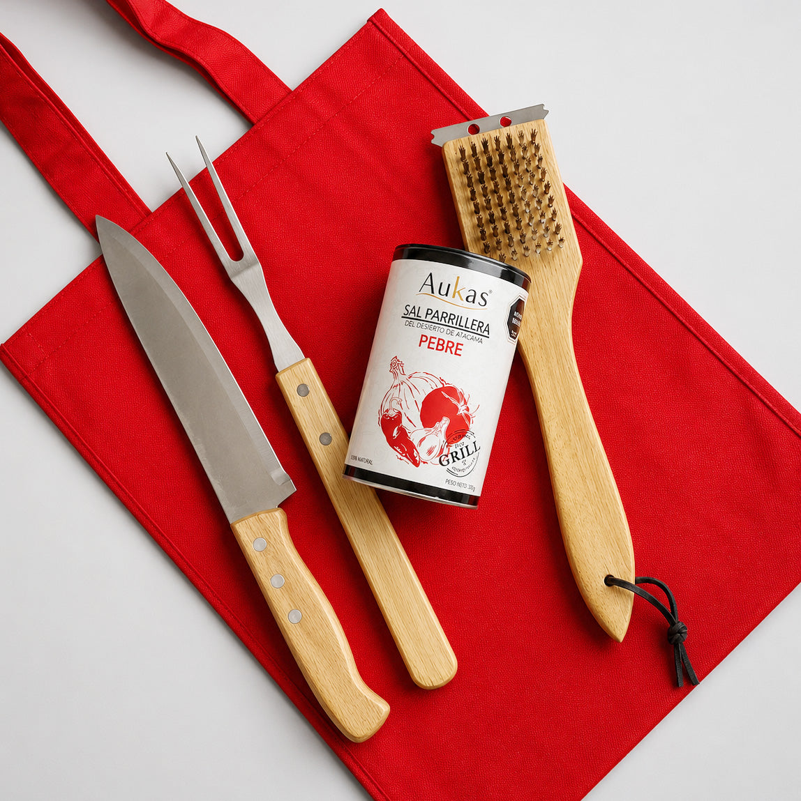 Sorprende con un set parrillero premium que incluye set cuchillo y tenedor con mango de madera dentro de un estuche negro, sal del Desierto de Atacama y escobilla para parrilla y. Ideal como regalo corporativo personalizable con tu logo para estas fiestas patrias.