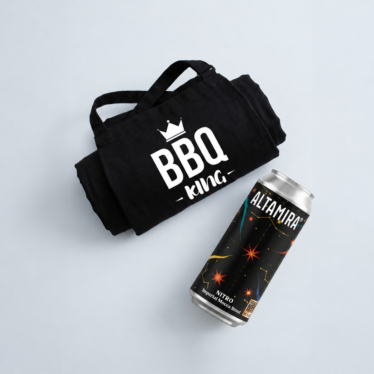 El regalo corporativo perfecto para asados. Contiene una pechera en poplín o gabardina con tu logo a un color y cerveza artesanal chilena Altamira Presentación en bolsa con tarjeta de saludo y logo corporativo. Listo para regalar.