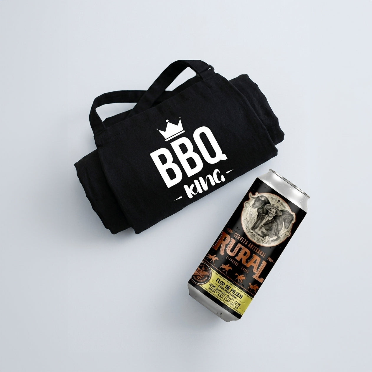 El regalo corporativo perfecto para asados. Contiene una pechera en poplín o gabardina con tu logo a un color y cerveza artesanal chilena Rural. Presentación en bolsa con tarjeta de saludo y logo corporativo. Listo para regalar.