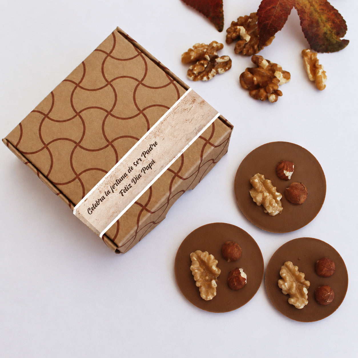 Transmite éxito y prosperidad a tus clientes. Set de 3 chocolates artesanales con frutos secos elaborados a mano, presentados en caja de diseño con tu logo de empresa.
