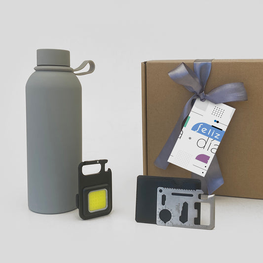 Sorprende a tu equipo con el Pack Multi Solución: Botella térmica, mini linterna LED y tarjeta multiherramienta 11 en 1. ¡Calidad premium y personalizable! Cotiza aquí.