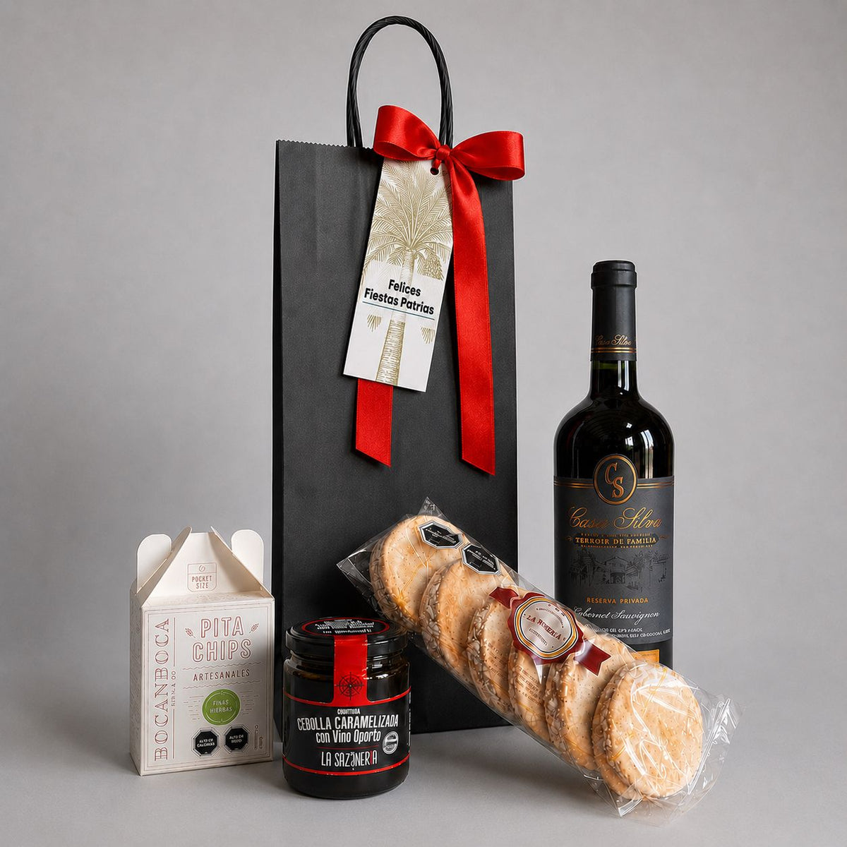 Sorprende a colaboradores y clientes con un regalo corporativo con vino Casa Silva, alfajores chilenos La Perla, confitura de cebolla caramelizada al vino de Oporto La Sazonería y crackers artesanales Pita Chips Bocanboca . Personaliza con tu logo y ¡cotiza para tu empresa!