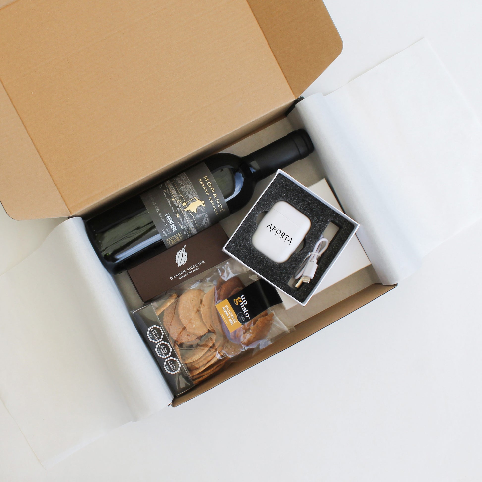 regalo corporativo, especial para día del padre, del trabador o reconocimiento. Audífonos Bluetooth, vino Morandé Gran Reserva 375cc, bombones Damien Mercier y galletas. En caja kraft personalizada con logo empresa. Mín. 30 unidades. ¡Cotiza!