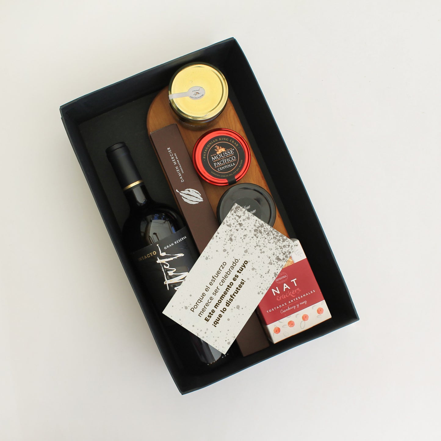 Tabla de lenga nativa, vino Intacto Gran Reserva y selección gourmet premium. El reconocimiento ideal para el Día del Trabajador. Regalo corporativo que marca la diferencia. ¡Cotiza!