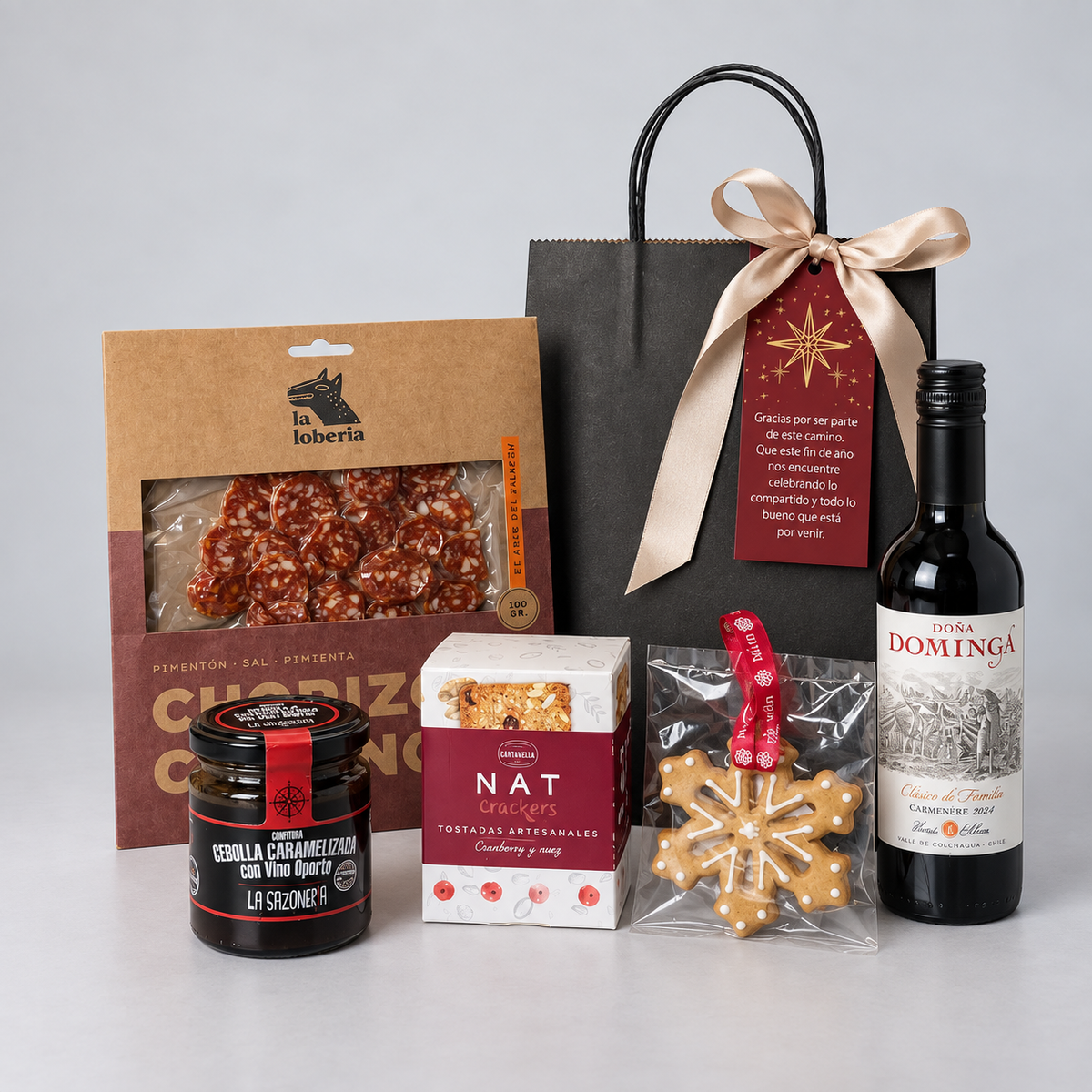 Regalo gourmet de fin de año con vino, chorizo chileno, confitura de cebolla caramelizada, tostadas artesanales Nat Crackers y galleta estrella. Incluye tarjeta corporativa personalizada con mensaje corporativo.