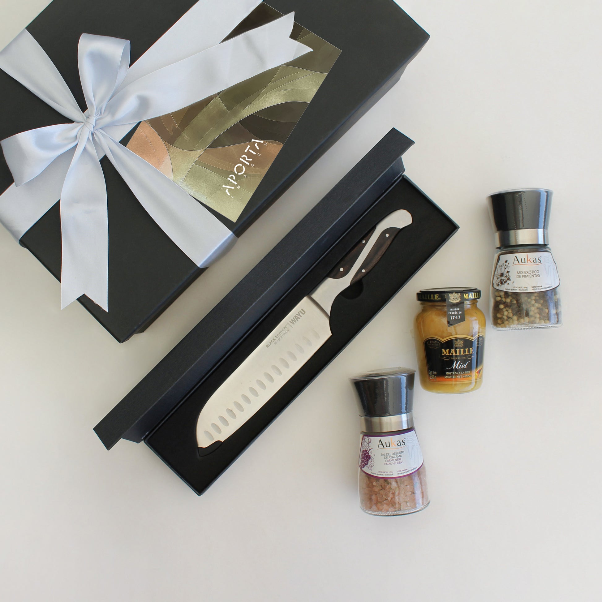 Sorprende con un regalo corporativo de reconocimiento de lujo. Incluye cuchillo, dúo de molinillos Auka y frasco de mostaza. ¡Distinción y utilidad en un solo regalo!