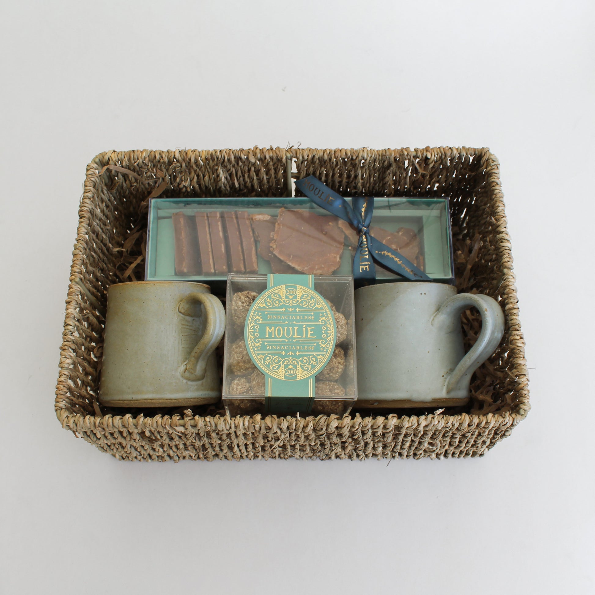Línea Premium de regalos dulces con selecciones cuidadosamente diseñadas para celebrar, agradecer y sorprender. Sets personalizables que transforman cada momento en una experiencia memorable.