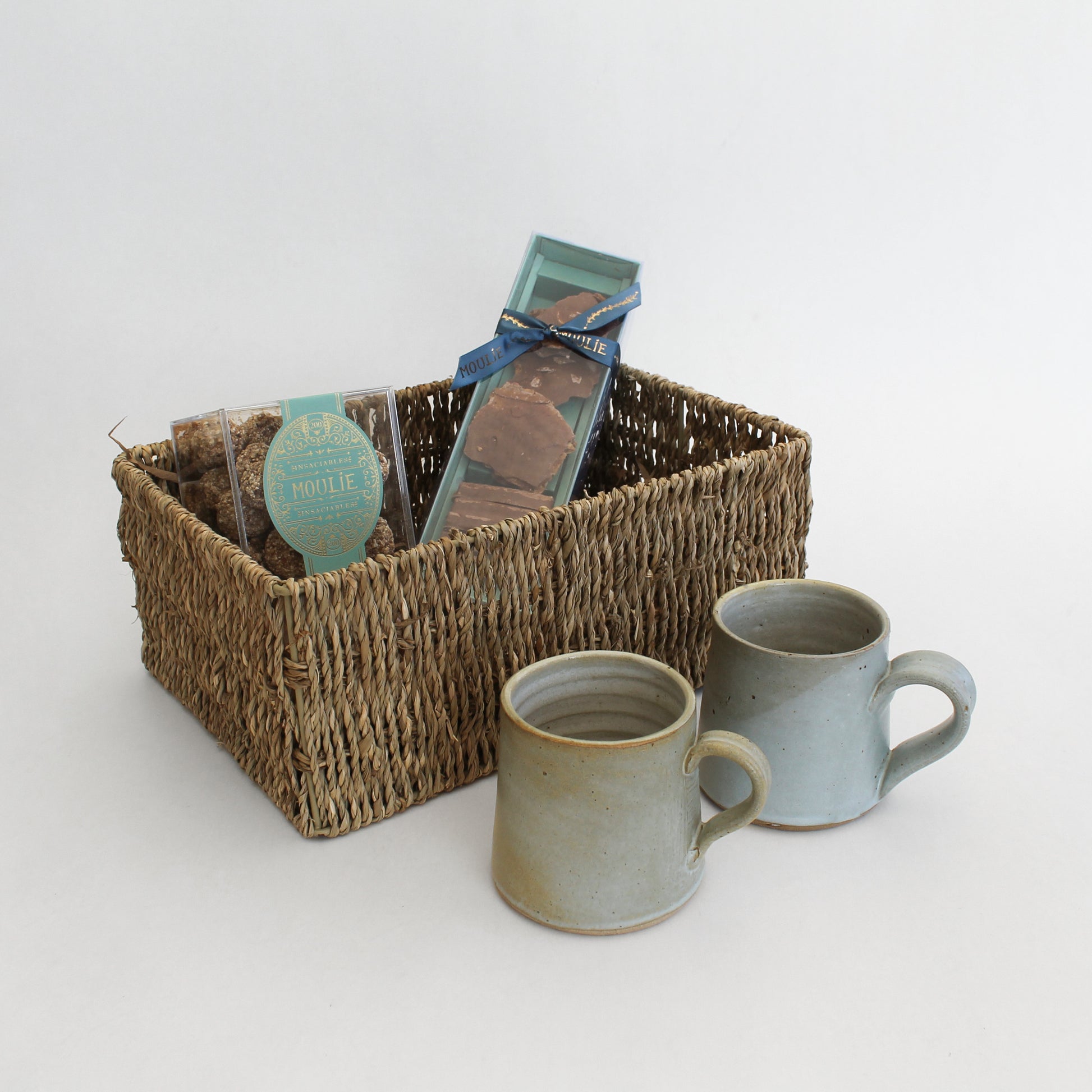 Línea Premium de regalos dulces con selecciones cuidadosamente diseñadas para celebrar, agradecer y sorprender. Sets personalizables que transforman cada momento en una experiencia memorable.