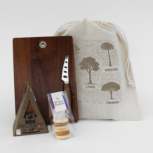 Regala sabor y naturaleza con este Set Gourmet de Madera de Acacia. Incluye tabla con imán, queso ahumado y mini alfajores en saco de algodón. ¡Cotiza desde 30 unidades!