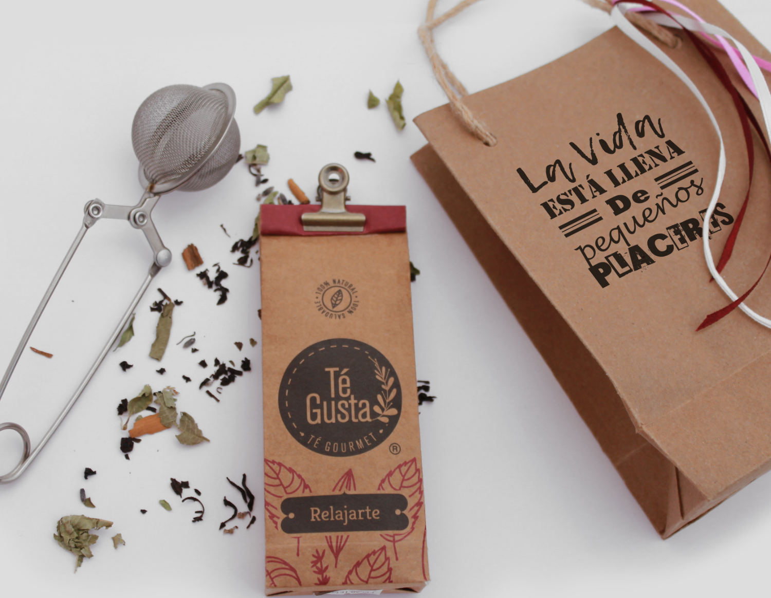 Sachet de té Gusta 20gr (canela, chai, frutos rojos, matices) con difusor. Presentación en bolsa kraft personalizada. Regalo corporativo. Mín. 100 unidades.