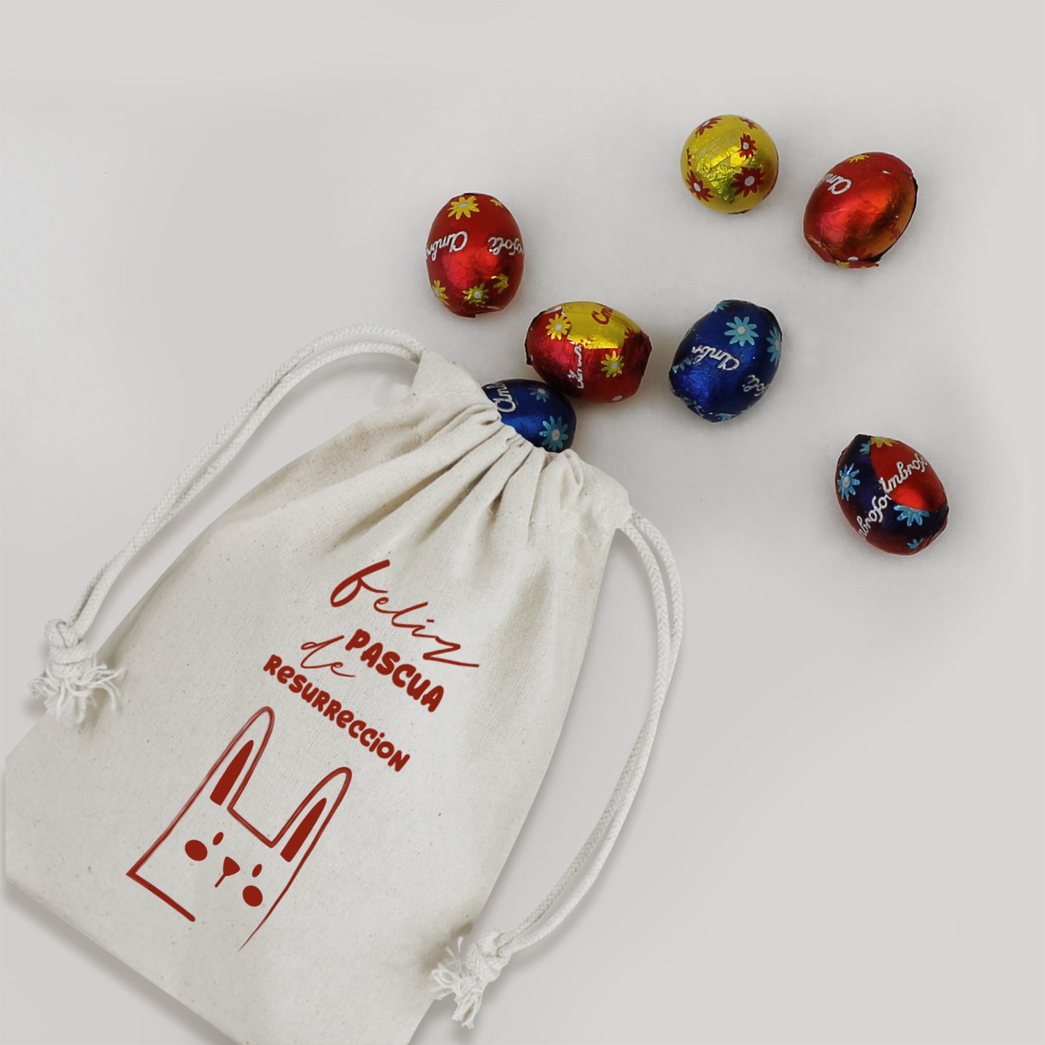 Descubre nuestro Saco Natural de Pascua. Bolsita de crea de algodón personalizada con 8 huevitos Ambrosoli. El regalo corporativo eco-friendly ideal para tu equipo. ¡Personalízalo con tu logo en Aporta Imagen!