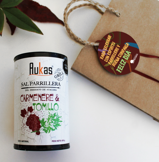 Dale un toque único a tu parrilla. Tubo de sal gruesa de 10 millones de años extraída del Desierto de Atacama con especias. El regalo corporativo con identidad chilena ideal para asados en el día del trabajador. ¡Personalízalo con tu sello corporativo!