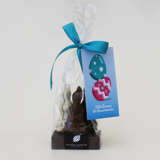 Descubre el Pack Salto de Dulzura. Tres conejitos de chocolate Damien Mercier rellenos de avellana europea. El regalo de Pascua corporativo más tierno y exclusivo. ¡Personalízalo con tu logo en Aporta Imagen!