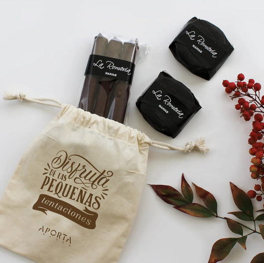 Hermoso y delicado detalle de 2 alfajores artesanales y 3 cuchuflís con chocolate La Romería en saquito de algodón impreso con tu logo. Detalle corporativo ideal para el Día del Trabajador. Mín. 100 unidades.