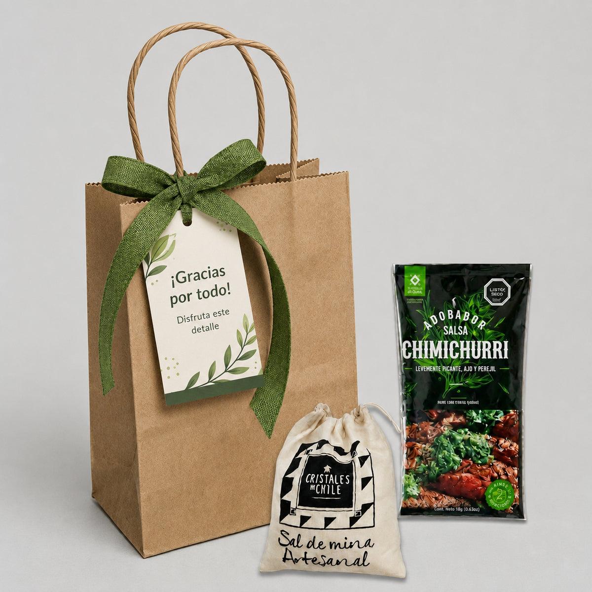 Sorprende a tus colaboradores con un obsequio gourmet único. Kit de sal chilena y condimento chimichurri de Cristales de Chile. Regalos presentado en bolsa de papel kraft con cinta de regalo y tarjeta de saludo mas logo corporativo.