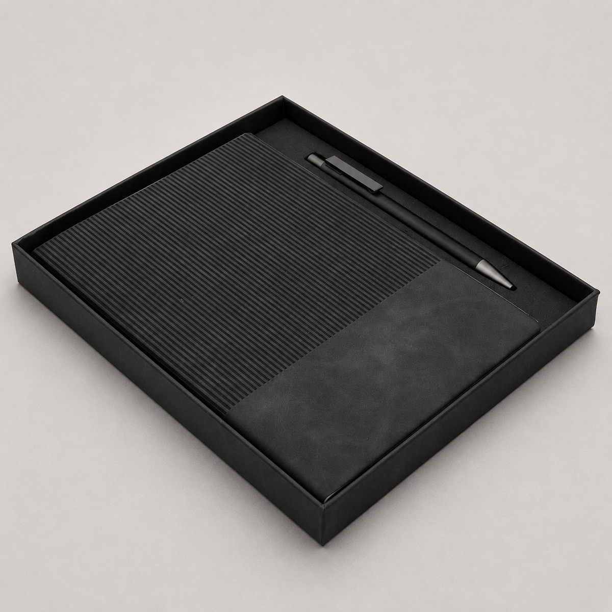 Celebra el Día del Profesor con un regalo corporativo que incluye agenda y bolígrafo de aluminio. Un detalle práctico para reconocer y agradecer. Cotiza en Aporta Imagen.