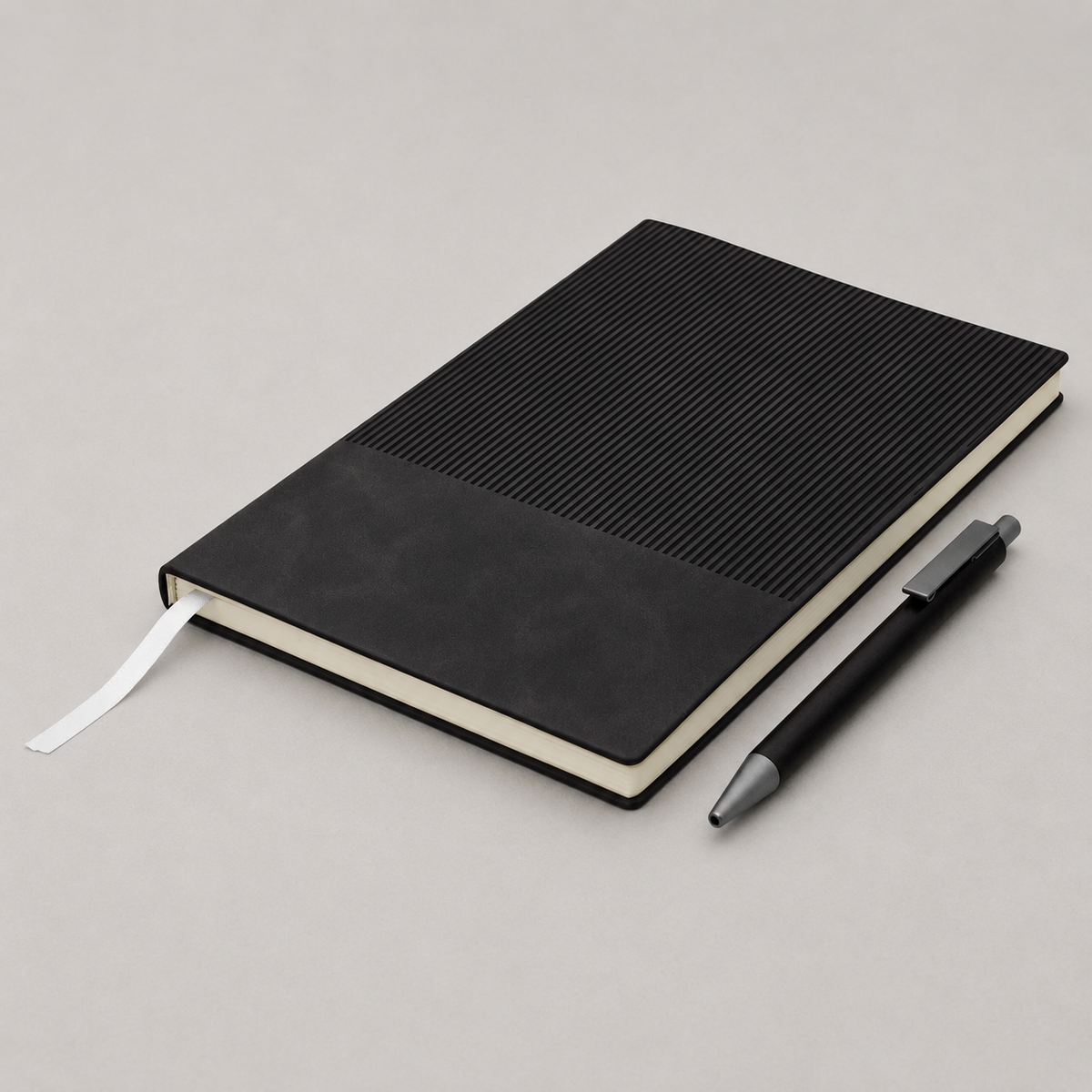 Celebra el Día del Profesor con un regalo corporativo que incluye agenda y bolígrafo de aluminio. Un detalle práctico para reconocer y agradecer. Cotiza en Aporta Imagen.