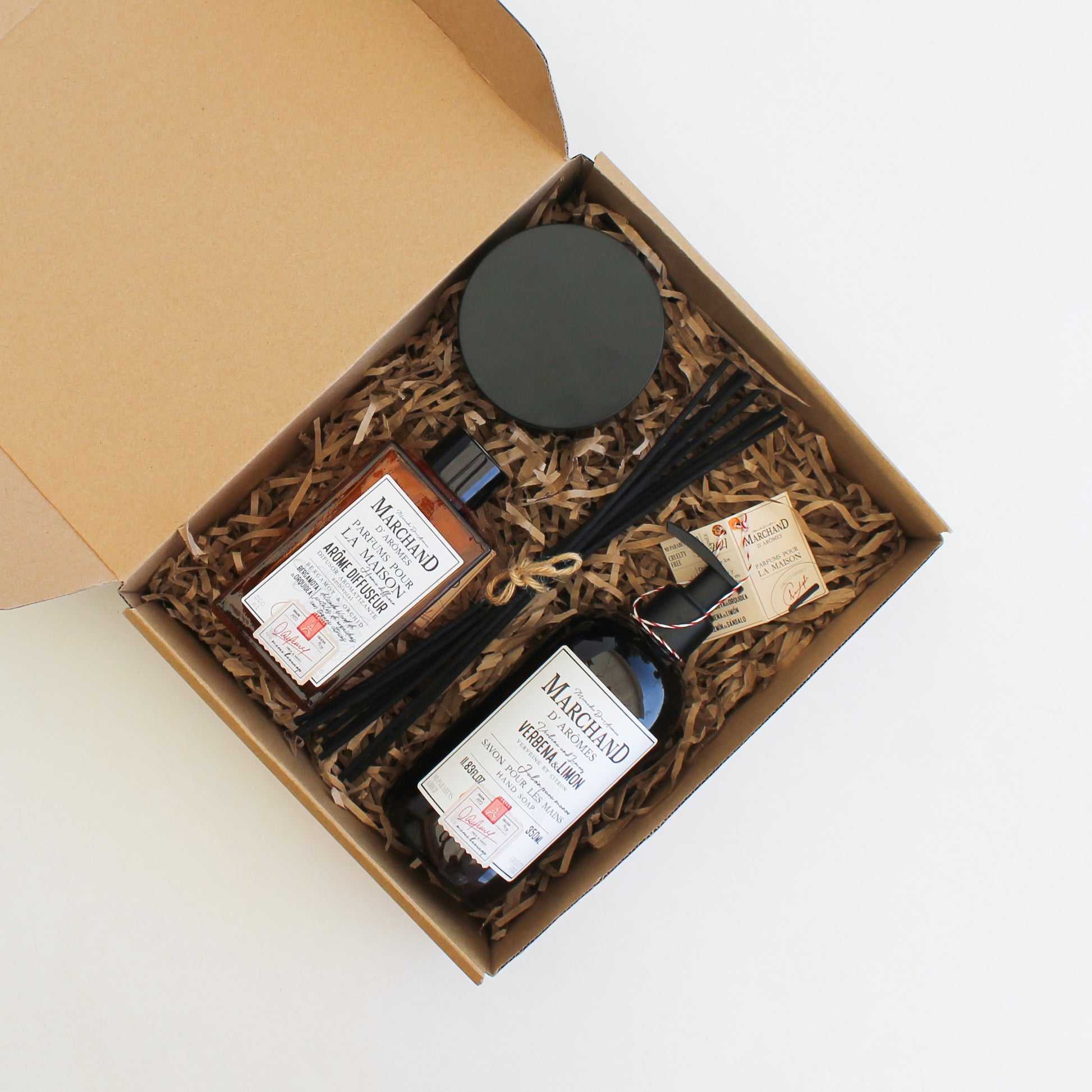 Elegante set con difusor aromático, jabón líquido y vela perfumada. Un regalo corporativo que aporta imagen, bienestar y crea ambientes acogedores.