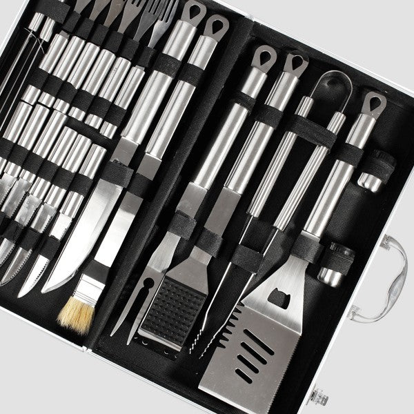 Set de asado premium con 24 herramientas de acero inoxidable en elegante caja metálica. Incluye presentación corporativa y opción de logo grabado.