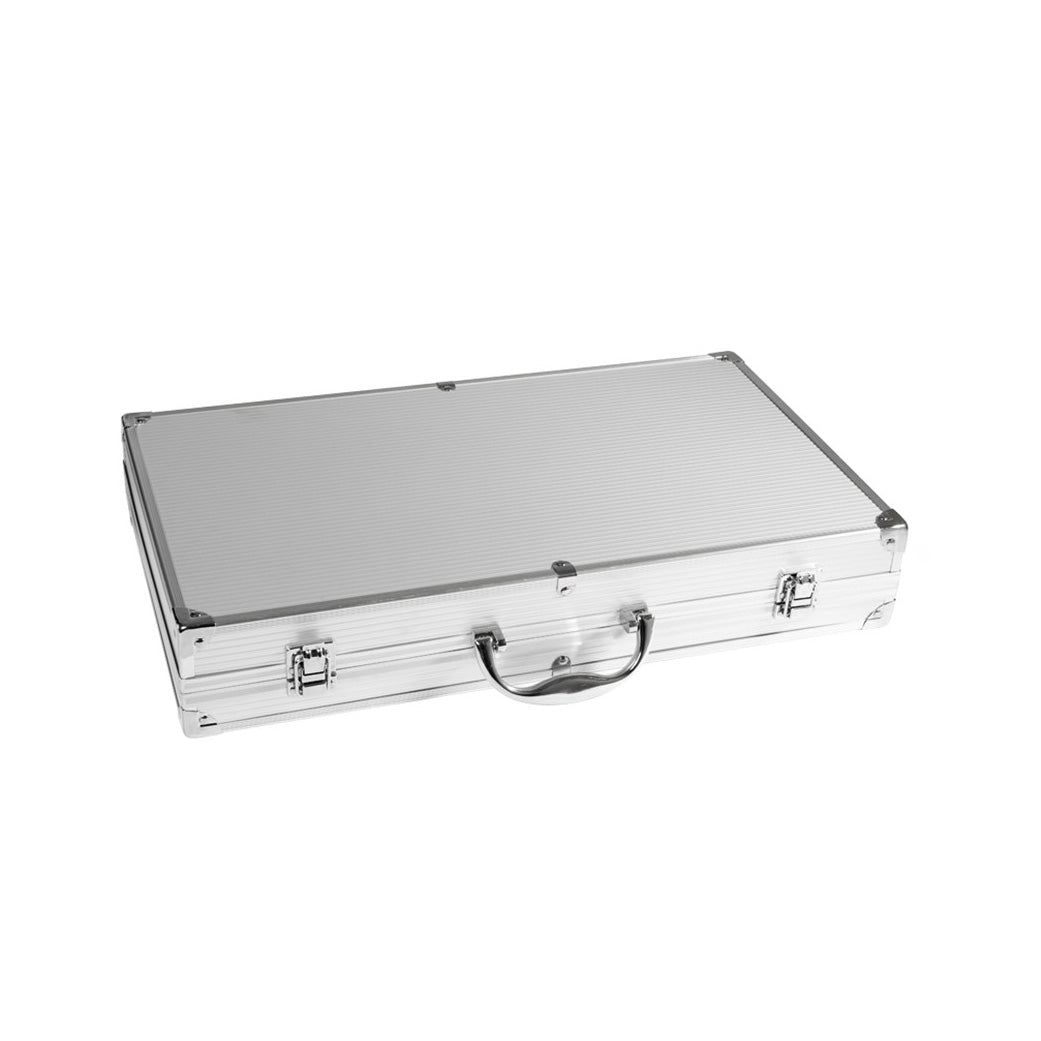 Set de asado premium con 24 herramientas de acero inoxidable en elegante caja metálica. Incluye presentación corporativa y opción de logo grabado.