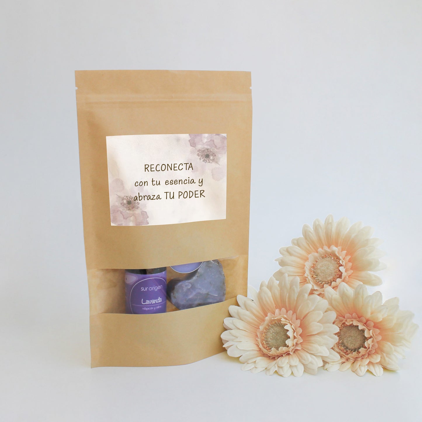 Set de bienestar con aceite corporal de lavanda, jabón artesanal, vela, bombita de defumación y scrunchie. Un regalo corporativo que aporta imagen y conexión personal.
