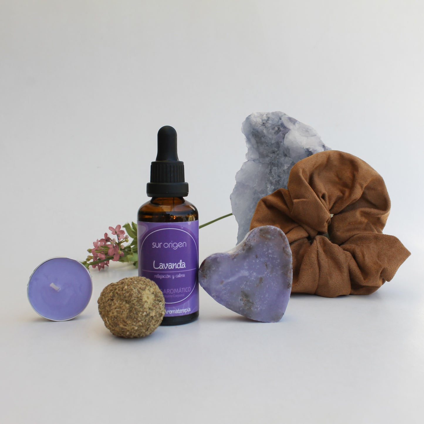 Set de bienestar con aceite corporal de lavanda, jabón artesanal, vela, bombita de defumación y scrunchie. Un regalo corporativo que aporta imagen y conexión personal.