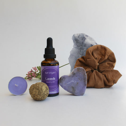 Set de bienestar con aceite corporal de lavanda, jabón artesanal, vela, bombita de defumación y scrunchie. Un regalo corporativo que aporta imagen y conexión personal.