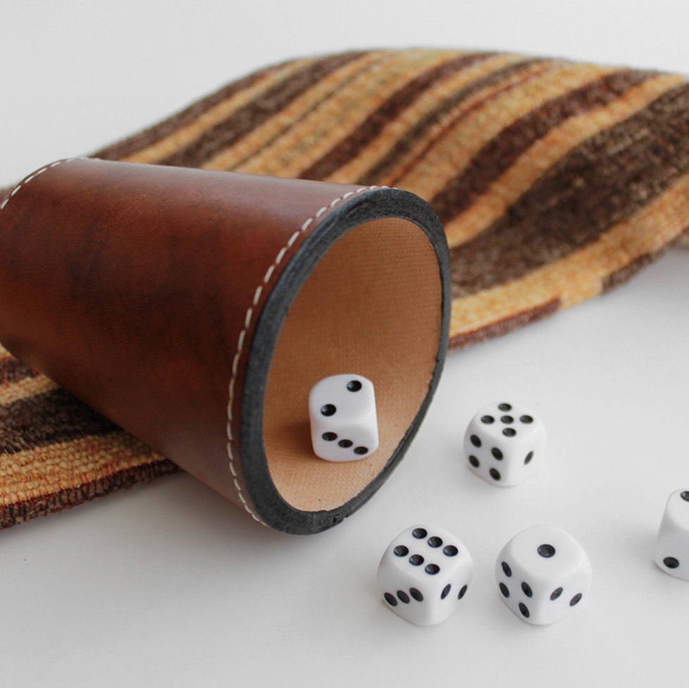 Lleva el estilo y la tradición a tu empresa. Set de 2 o 4 cachos de cuero hechos a mano con dados y color a elección. El regalo corporativo ideal para reuniones y momentos de relajo. Personalización con logo acuñado. ¡Cotiza con nosotros!