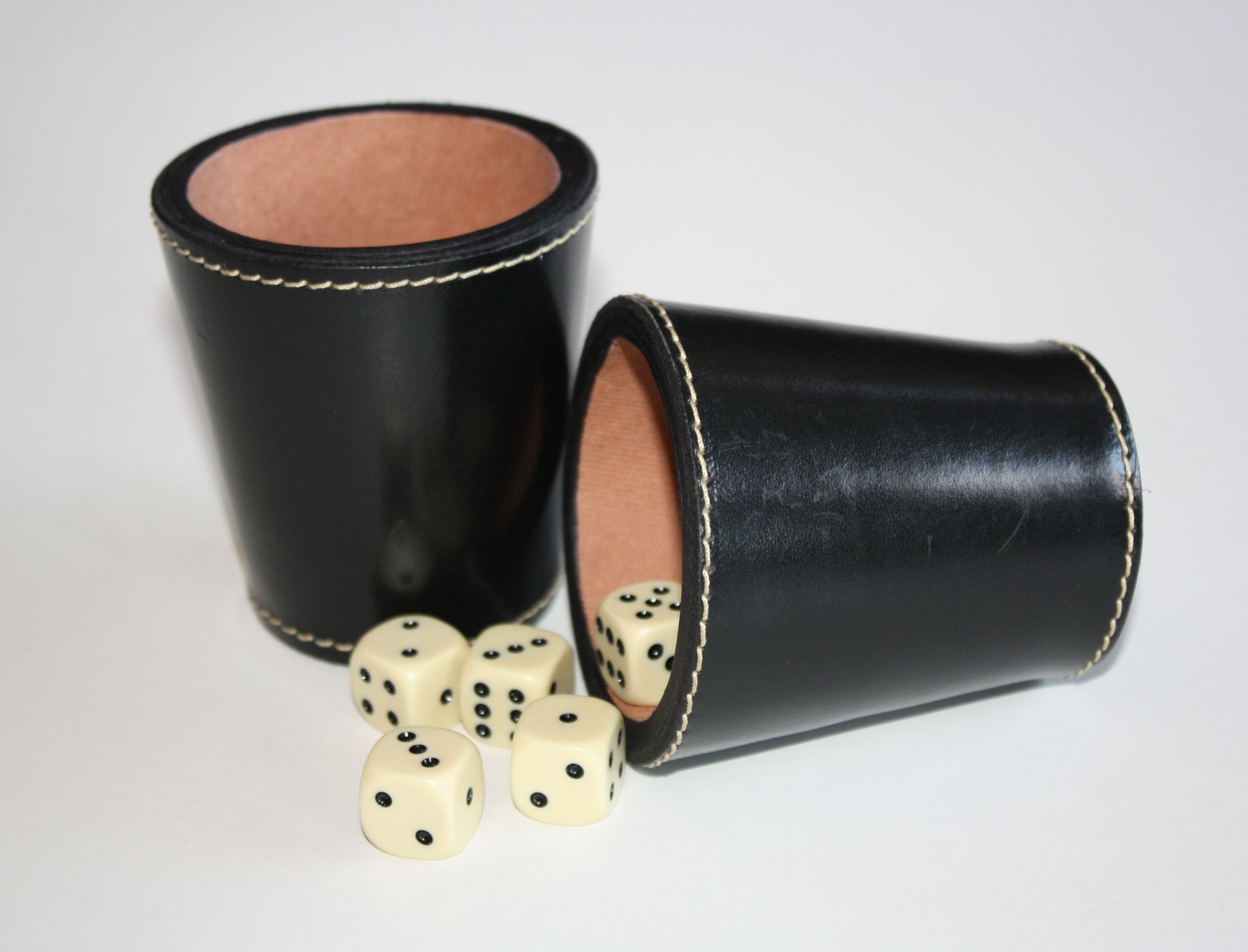 Lleva el estilo y la tradición a tu empresa. Set de 2 o 4 cachos de cuero hechos a mano con dados y color a elección. El regalo corporativo ideal para reuniones y momentos de relajo. Personalización con logo acuñado. ¡Cotiza con nosotros!