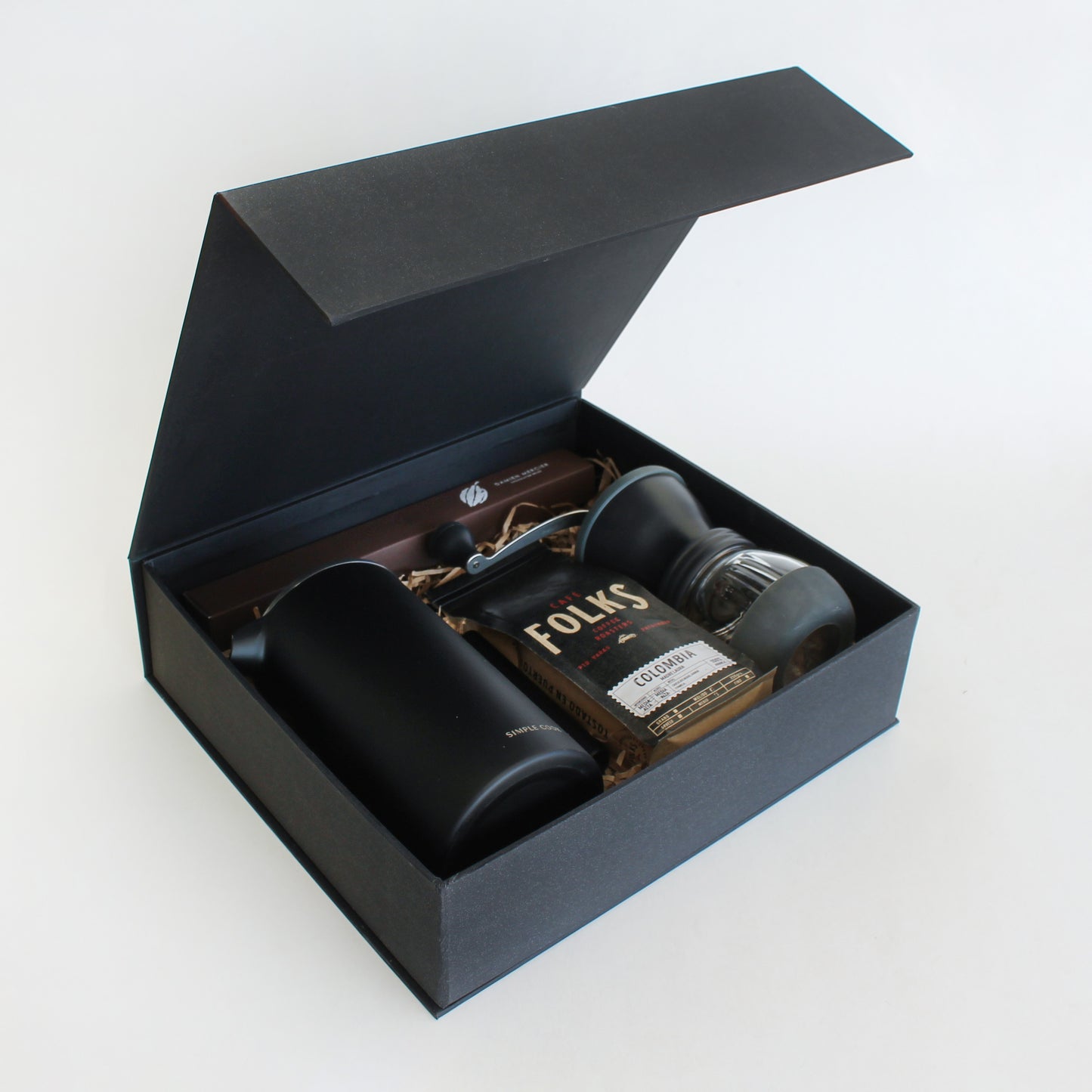 Set de café de especialidad con accesorios de preparación, presentación y chocolates finos. Un regalo corporativo diseñado para disfrutar momentos de pausa, sabor y conexión.