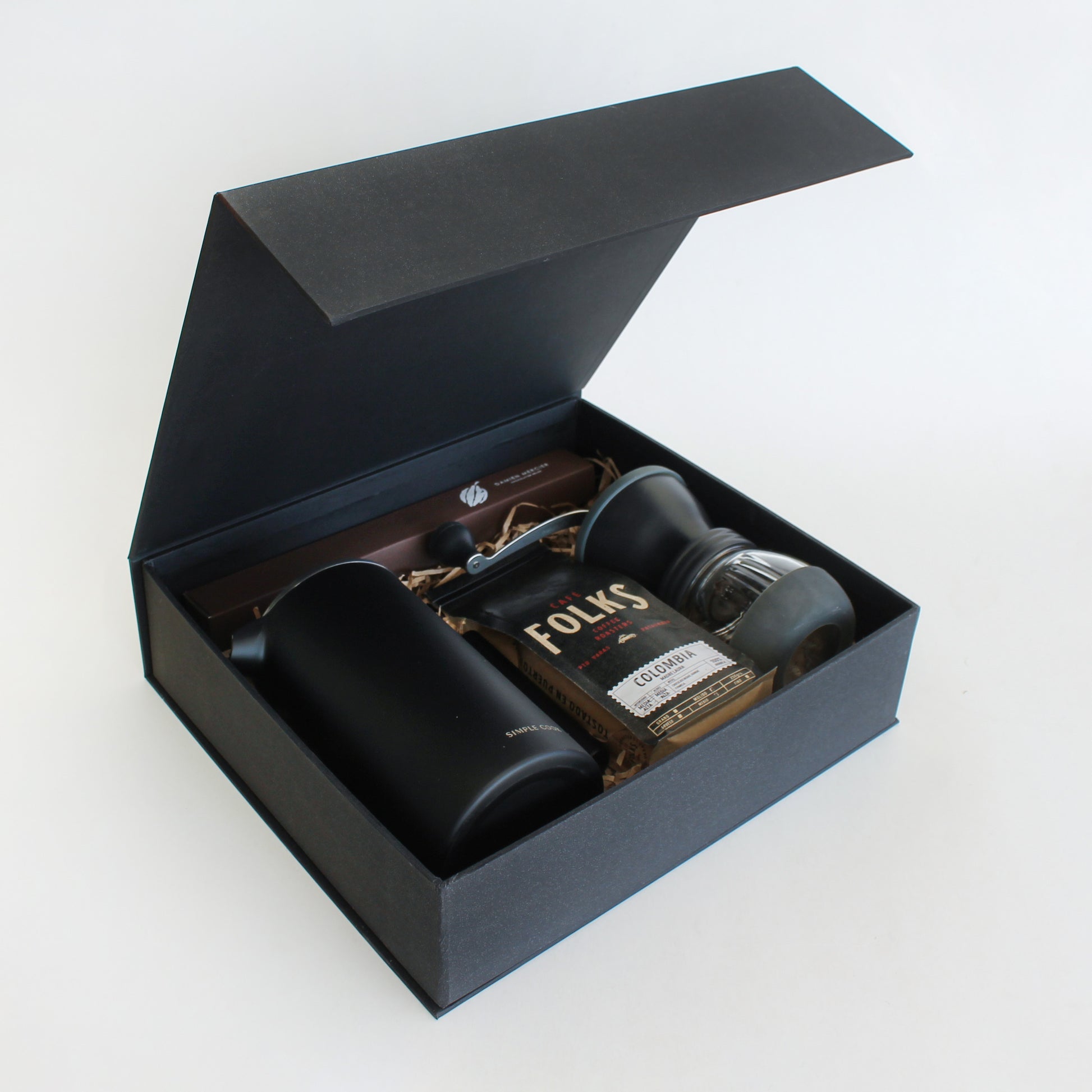 Set de café de especialidad con accesorios de preparación, presentación y chocolates finos. Un regalo corporativo diseñado para disfrutar momentos de pausa, sabor y conexión.