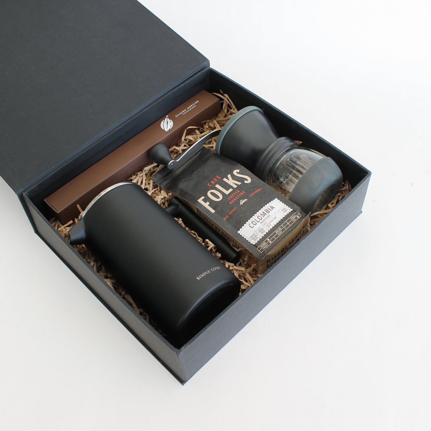 Set de café de especialidad con accesorios de preparación, presentación y chocolates finos. Un regalo corporativo diseñado para disfrutar momentos de pausa, sabor y conexión.