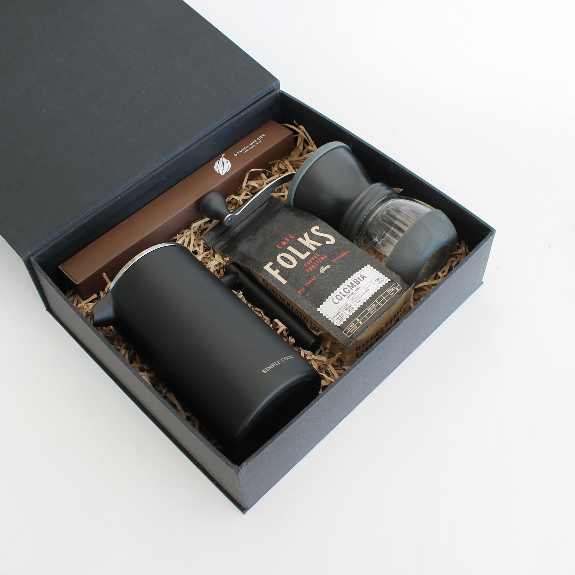 Set de café de especialidad con accesorios de preparación, presentación y chocolates finos. Un regalo corporativo diseñado para disfrutar momentos de pausa, sabor y conexión.