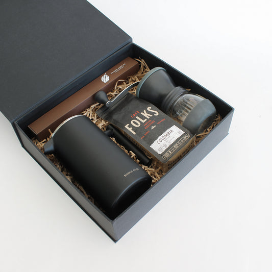 Set de café de especialidad con accesorios de preparación, presentación y chocolates finos. Un regalo corporativo diseñado para disfrutar momentos de pausa, sabor y conexión.