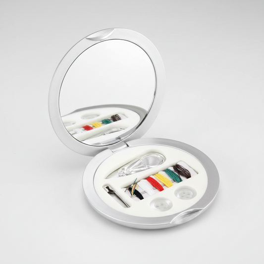 Set de costura redondo color plata con espejo y logo impreso. Diseño compacto y práctico, ideal para regalos corporativos, promociones y merchandising personalizado.