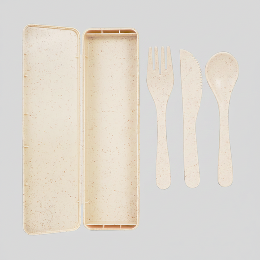 Set de 3 cubiertos en estuche, fabricados con material sustentable que reduce la huella de Carbono en nuestro planeta. Contiene: Tenedor, Cuchillo, Cuchara.