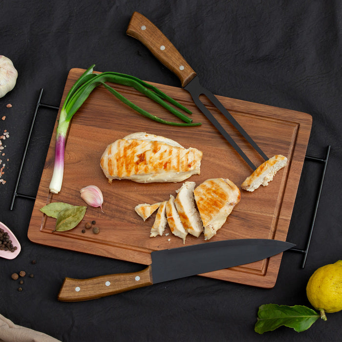 Eleva el asado con herramientas de nivel. Tabla de acacia de 43cm con asas de acero de carbono, cuchillo y tenedor. Presentación en bolsa de algodón ecológica. El regalo corporativo idepara el día del trabajador. ¡Personalízalo con tu logo grabado!