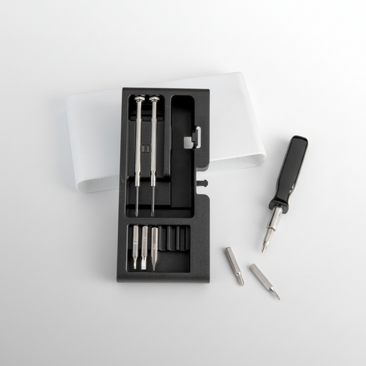Práctico set de destornilladores imantados en estuche con apertura push. Incluye 8 puntas de precisión y base magnética para mantener el orden. El regalo corporativo ideal para tu marca. ¡Personalízalo con tu logo en Aporta Imagen! 
