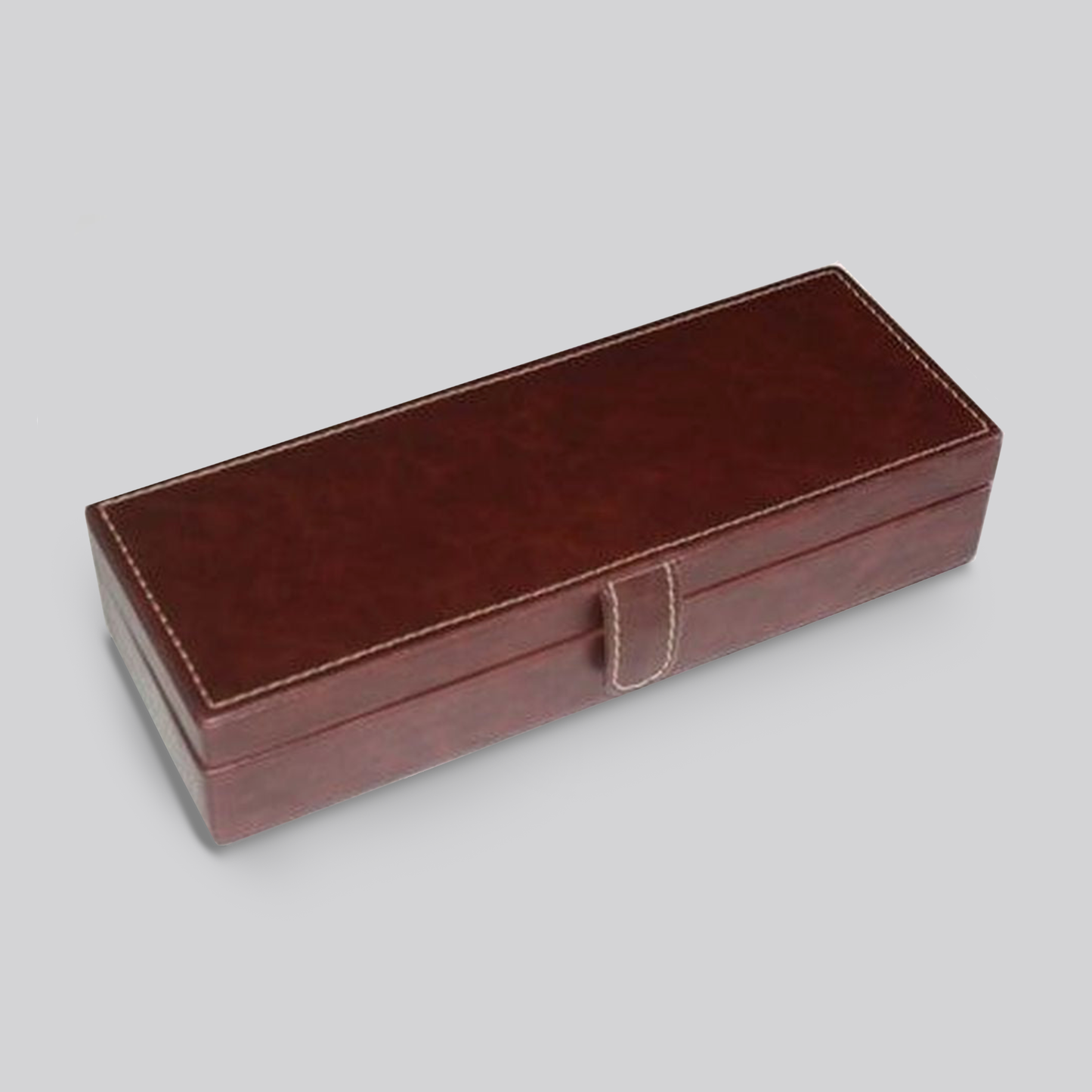 Set de entretenimiento con dominó y naipes en elegante estuche de ecocuero personalizado. Un regalo corporativo ideal para compartir momentos de diversión y recreación.