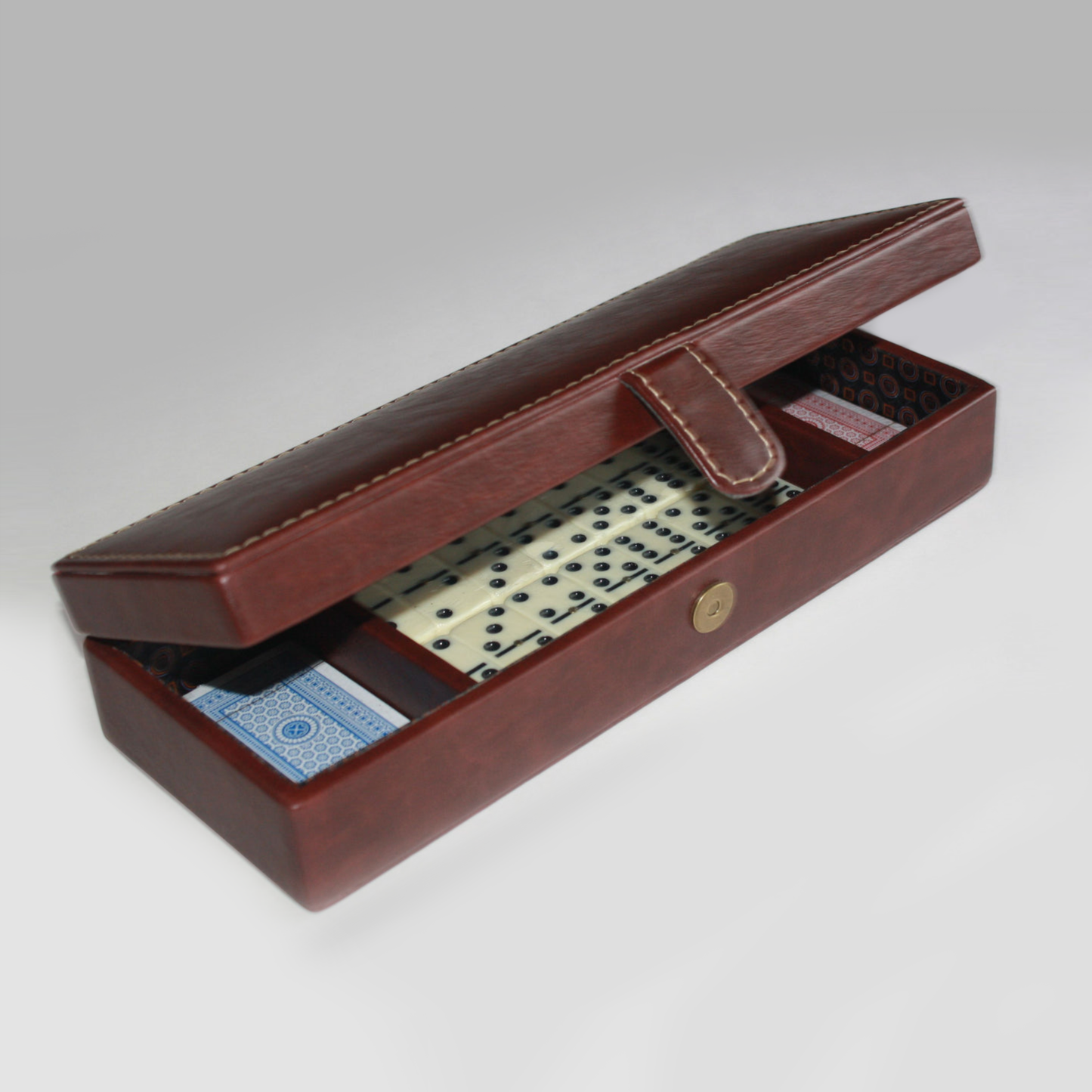 Set de entretenimiento con dominó y naipes en elegante estuche de ecocuero personalizado. Un regalo corporativo ideal para compartir momentos de diversión y recreación.
