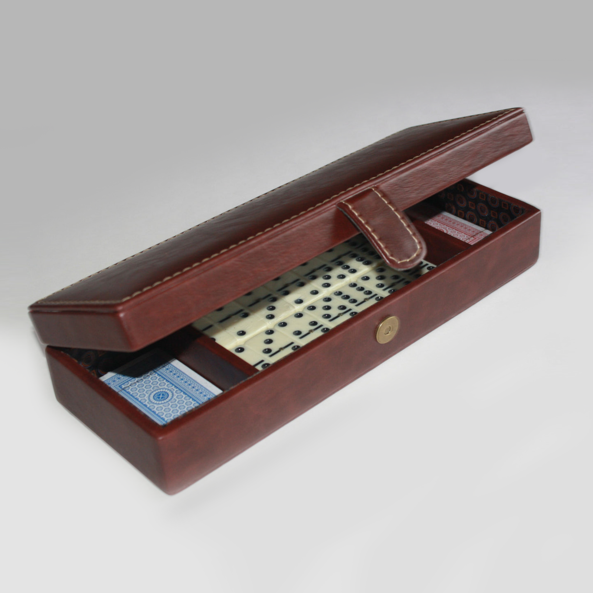 Set de entretenimiento con dominó y naipes en elegante estuche de ecocuero personalizado. Un regalo corporativo ideal para compartir momentos de diversión y recreación.