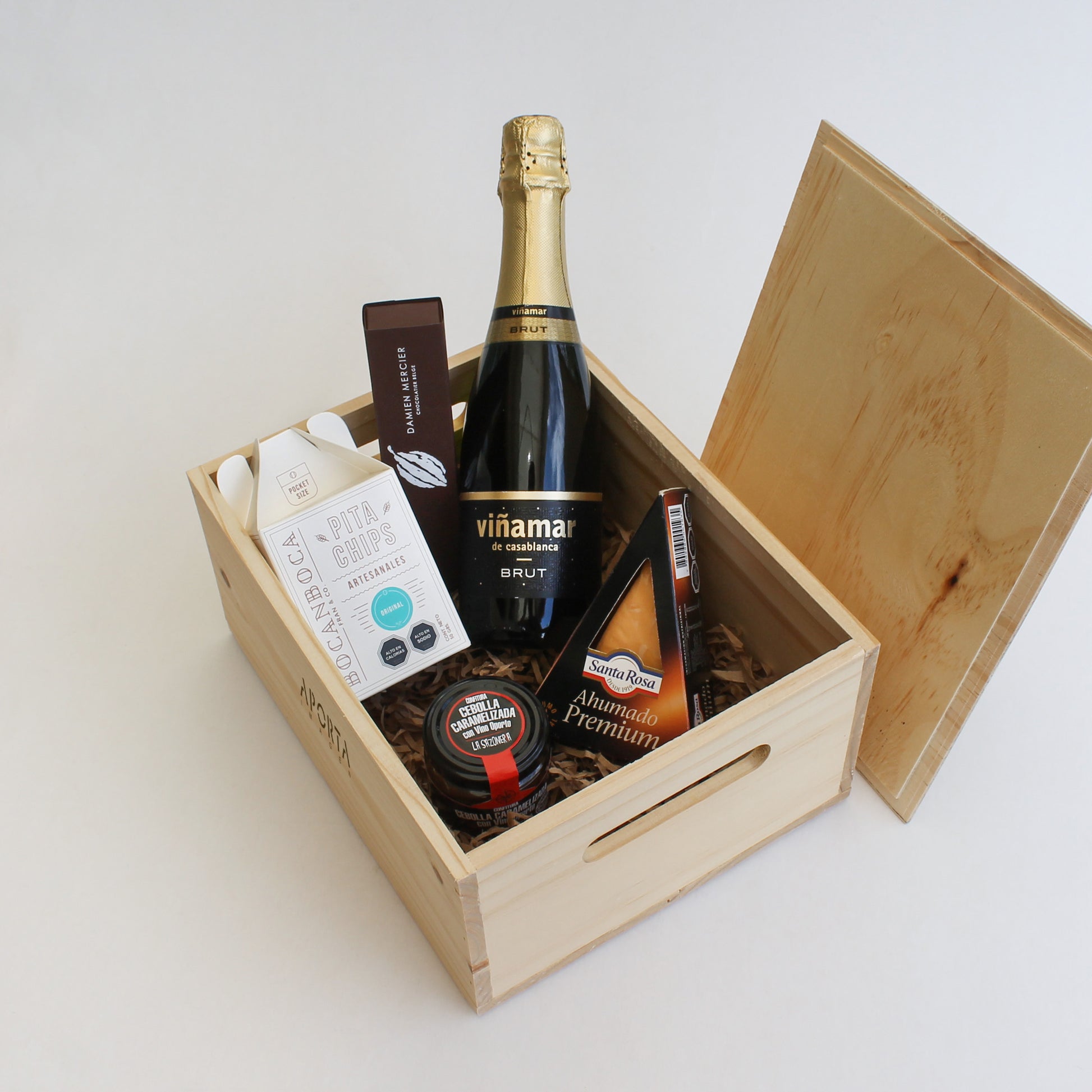 Set con espumante Viñamar Brut 375cc, queso ahumado, confitura, pita chips y bombones Damien Mercier. En caja de madera con logo. Regalo corporativo