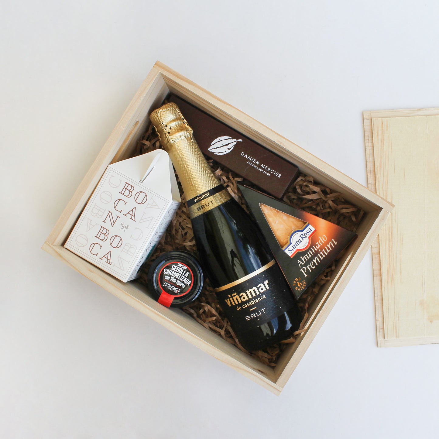 Set con espumante Viñamar Brut 375cc, queso ahumado, confitura, pita chips y bombones Damien Mercier. En caja de madera con logo. Regalo corporativo