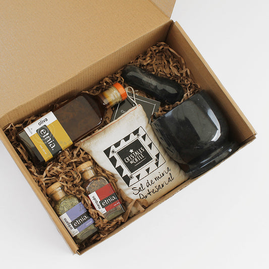 Set gourmet con mortero de piedra, sal Cristales de Chile, aceite de oliva al merkén y especias. Presentado en caja kraft con tarjeta personalizada.