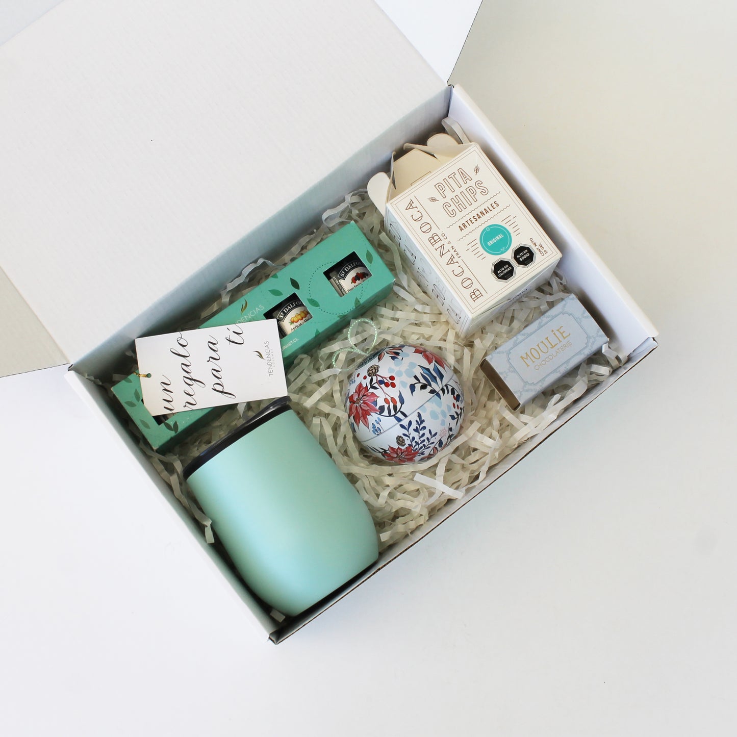 Set gourmet con mug térmico, té premium en hojas, mini mermeladas St. Dalfour, chips de pita y bombones. Un regalo corporativo elegante para disfrutar momentos de calidez.