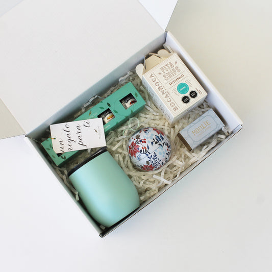 Set gourmet con mug térmico, té premium en hojas, mini mermeladas St. Dalfour, chips de pita y bombones. Un regalo corporativo elegante para disfrutar momentos de calidez.
