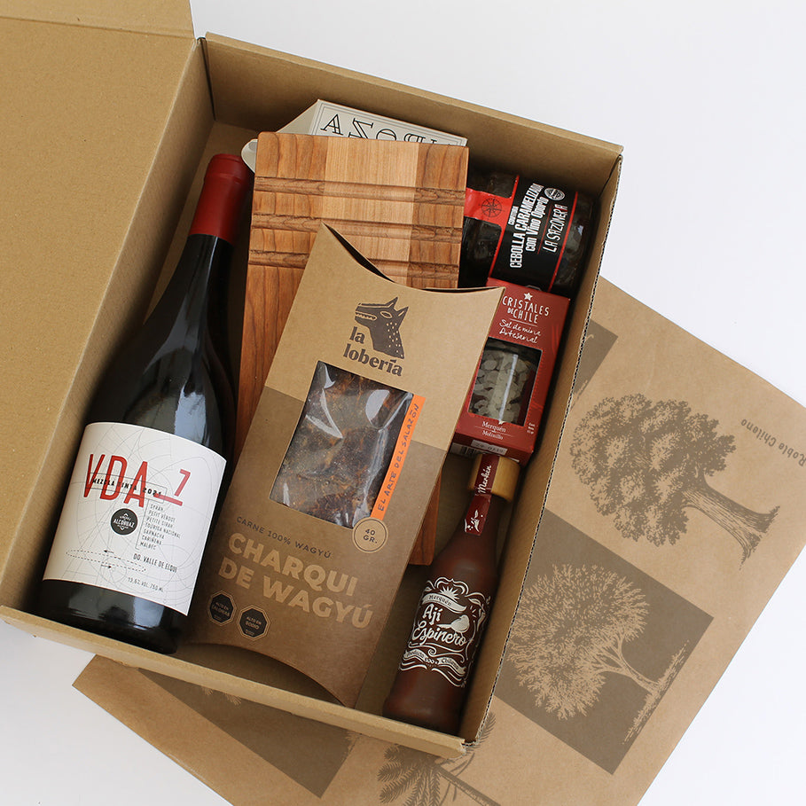 Set gourmet con tablita de madera en Lenga. Con vino VDA7, charqui de Wagyu, ají espinero, sal de mina y productos artesanales chilenos. Un regalo corporativo que aporta imagen y valor.