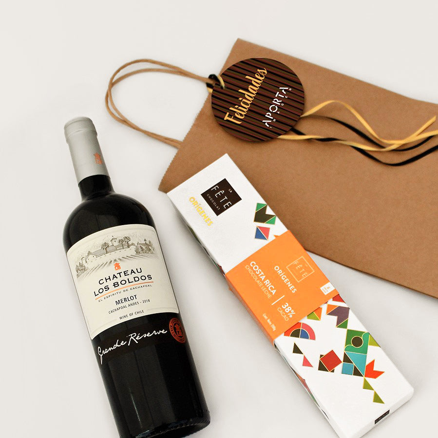 Elegante regalo corporativo con vino Gran Reserva y chocolate premium La Fête. Presentación en bolsa de papel con tarjeta personalizada y logo de empresa.