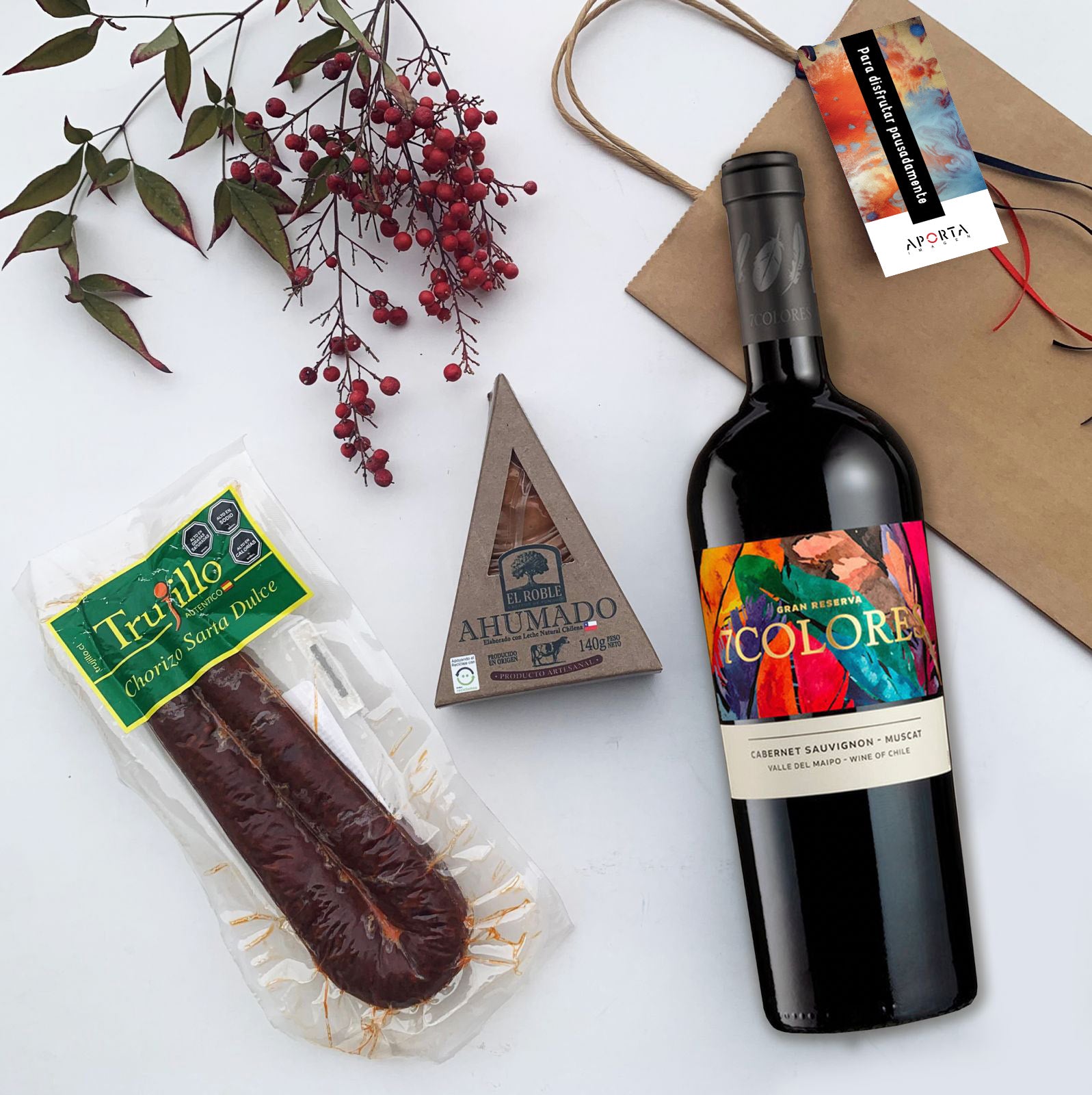 Elegante set gourmet con vino Gran Reserva, chorizo artesanal y queso ahumado. Presentación premium con saludo personalizado con logo corporativo.